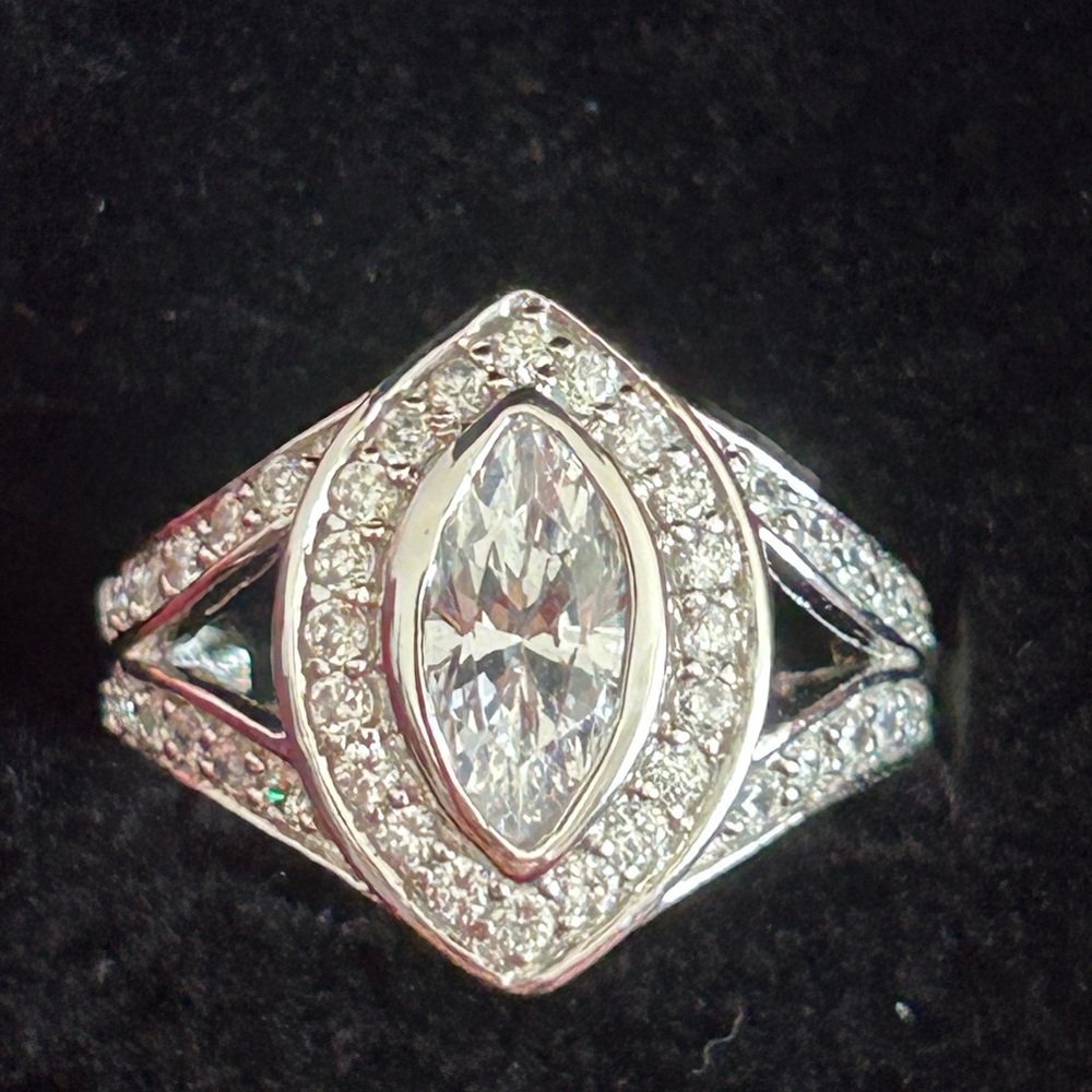 Elegant 🩶 925 Sterling Silver Women's Ring with Crystal Accents - Sz. 6